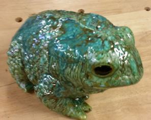 Nowell 0894 large garden frog glazed